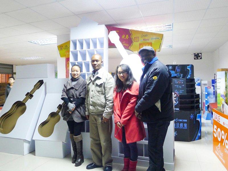 African Customer Buy Pallet Display Rack For Guitar Musical Instrument